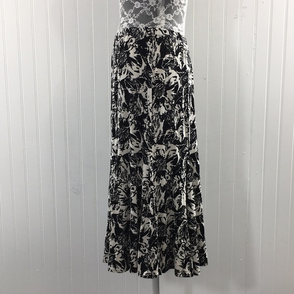 Chicos Travelers Black White Floral Print Skirt - Picture 4 of 10